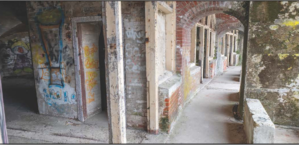 Lot: 59 - VICTORIAN FORT OVERLOOKING THE SOLENT WITH PLANNING FOR RESIDENTIAL CONVERSION - 